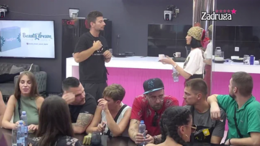 MARTINA RASKRINKALA MIHIĆA Otkrila da je hteo sa njom da pravi Miju ljubomornom, a on pobesneo i počeo da urla