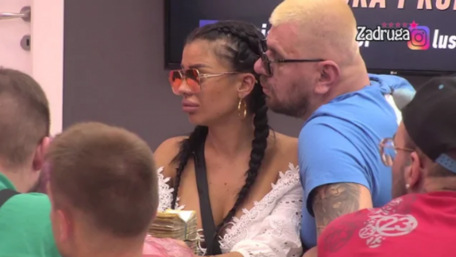 JANJUŠ GURNUO GLAVU U SANJINO POPRSJE Iskoristio frku koja se dešavala za crnim stolom, nije mogao da skine ruke sa nje