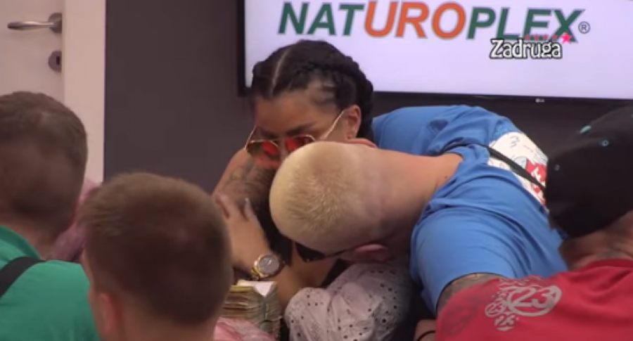 JANJUŠ GURNUO GLAVU U SANJINO POPRSJE Iskoristio frku koja se dešavala za crnim stolom, nije mogao da skine ruke sa nje