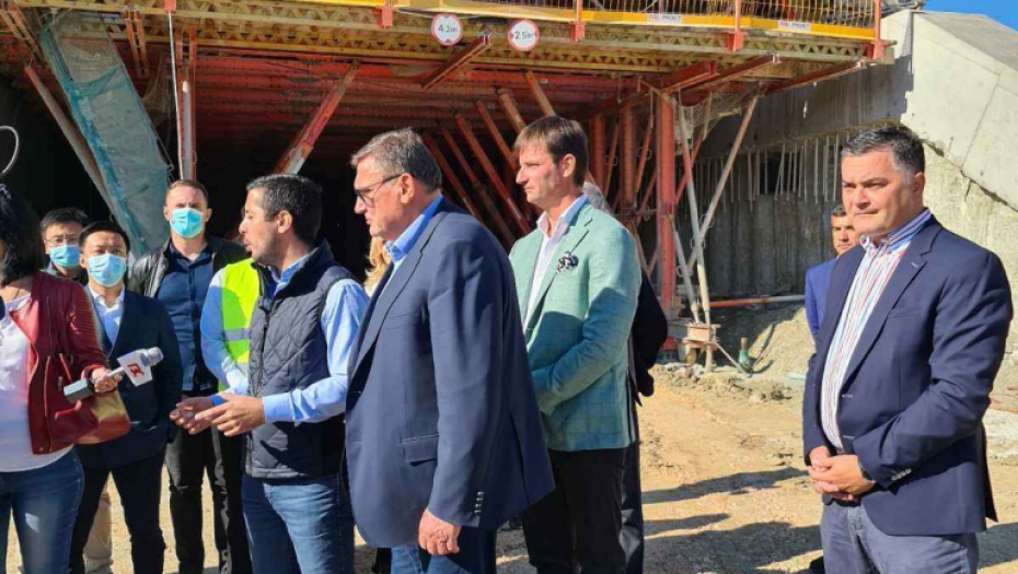 MINISTAR MOMIROVIĆ OBIŠAO RADOVE NA DEONICI AUTO-PUTA Uskoro najveće saobraćajno čvorište u Srbiji (FOTO)