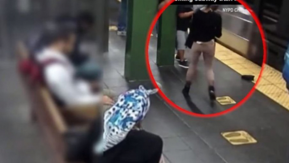 UŽASNE SCENE U NJUJORKU Žena manijak gurnula slučajnu prolaznicu pod voz (UZNEMIRUJUĆI VIDEO)