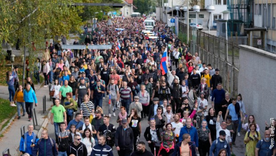 ANTIVAKSERI NAPRAVILI HAOS U LJUBLJANI Rasterali ih suzavcem i vodenim topovima
