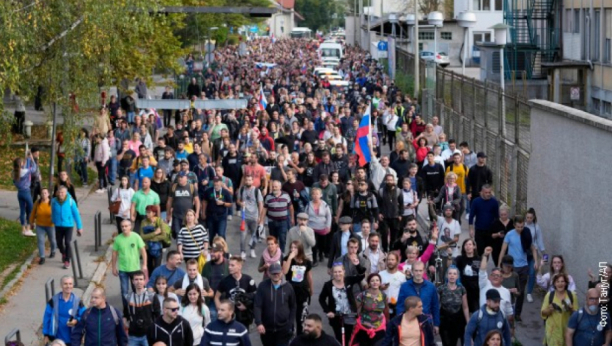 ANTIVAKSERI NAPRAVILI HAOS U LJUBLJANI Rasterali ih suzavcem i vodenim topovima