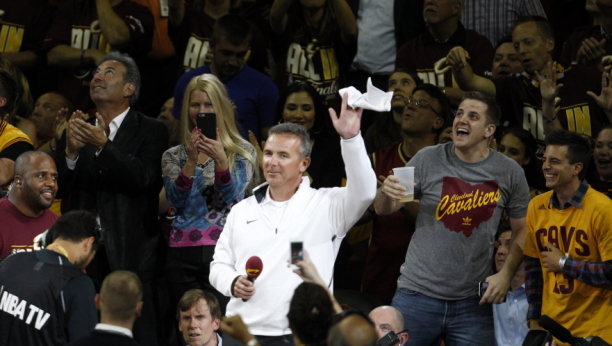 PUKLA BRUKA Ostavili ga da čuva unuke, a trener uhvaćen sa plavušom (VIDEO)