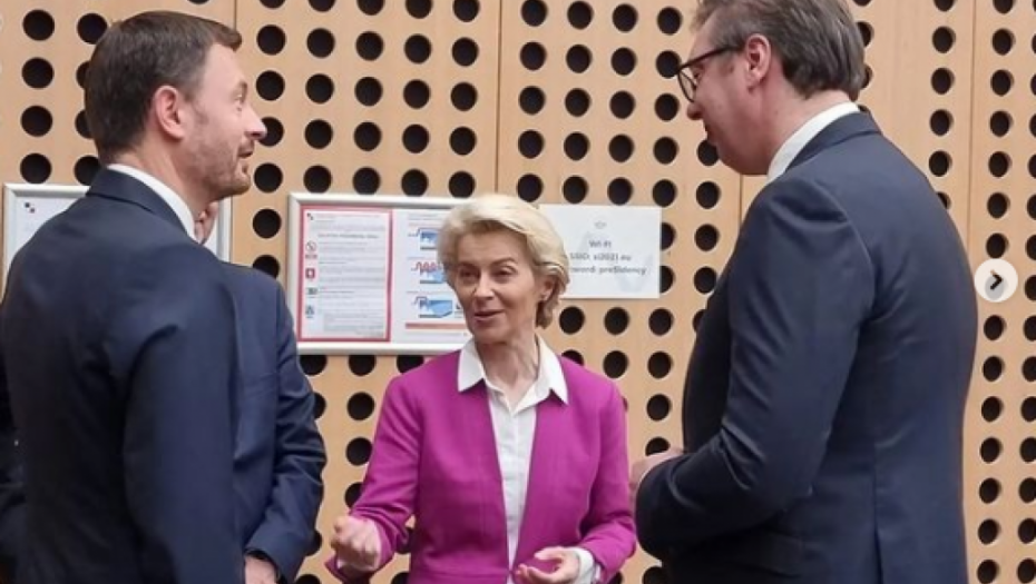 Vučić, Angela Merkel, Makron i jedna žena koja je iznenadila svojim izgledom