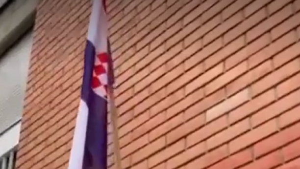 SKANDAL U NOVOM SADU Okačili zastavu Hrvatske na zgradu mesne zajednice, posuti leci sa porukama... Evo ko stoji iza veleizdaje Srbije