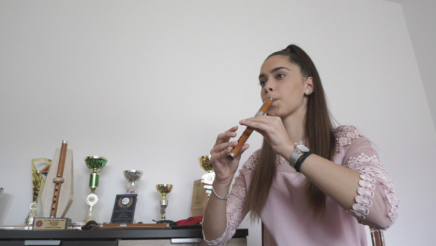 MARINA (16) JE VERNI ČUVAR SRPSKE TRADICIJE  Svira frulu od svoje devete, njen talenat ostavlja bez teksta (VIDEO)