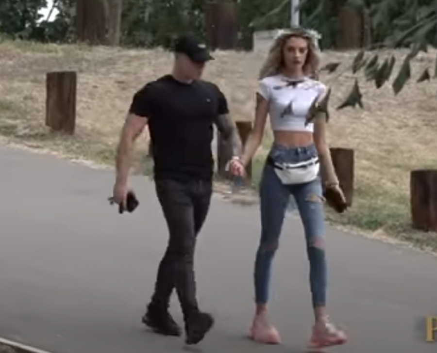 TARA PREKO DANA S DEČKOM, A UVEČE SA ŠA Reper i Simova usnimljeni zajedno, opet joj dao auto!