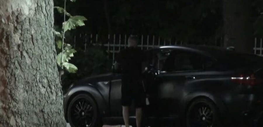 TARA PREKO DANA S DEČKOM, A UVEČE SA ŠA Reper i Simova usnimljeni zajedno, opet joj dao auto!