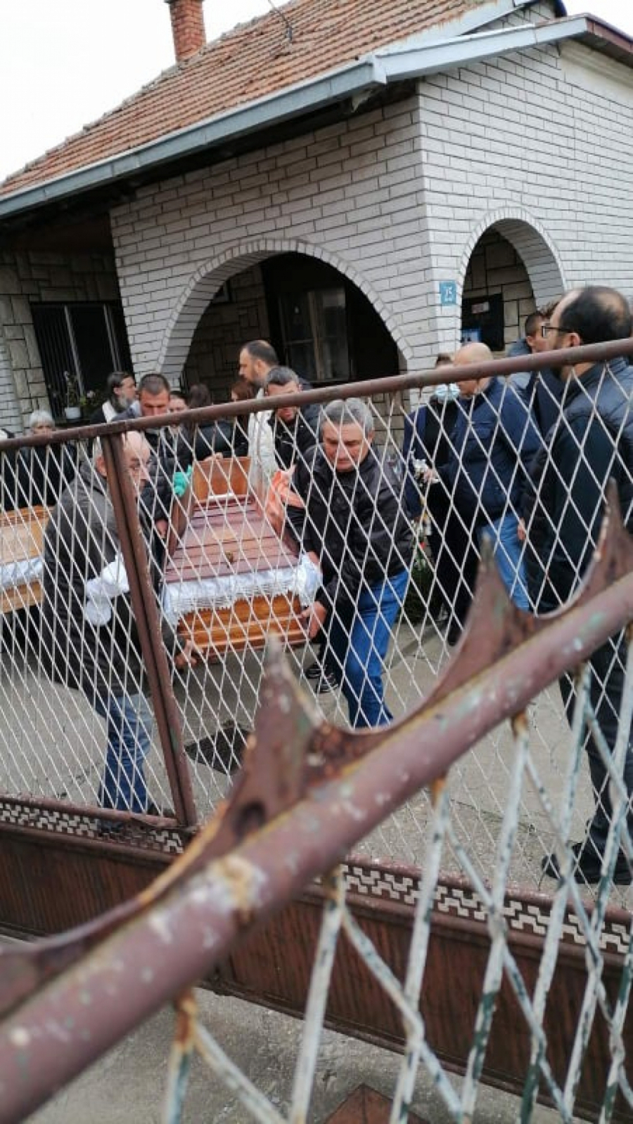 SAHRANJENI ĐOKIĆI Stotine ljudi ispratilo ubijenu porodicu na večni počinak (FOTO/VIDEO)