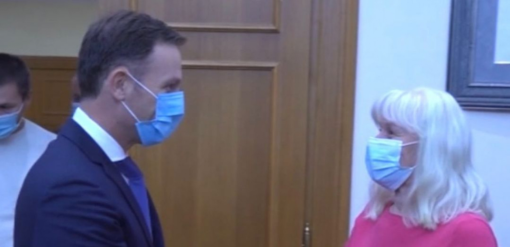 PUNO LEPIH TRENUTAKA VAM ŽELIM Ministar Mali potpisao ugovor o dodeli stana sa dobitnicom Marijanom Đekić