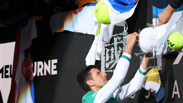 NOVAK ODUŠEVLJEN O Isrinom poklonu za Srbina priča ceo svet