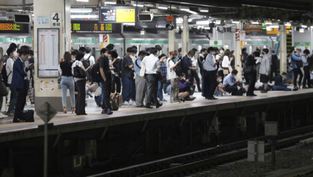 PODMETNUT POŽAR U KUPEU Porastao broj povređenih u napadu u vozu, u Tokiju (VIDEO)