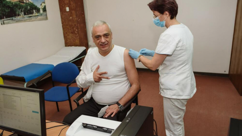 GRADONAČELNIK SUBOTICE PRIMIO TREĆU DUZU I APELOVAO Masovna imunizacija od ključnog značaja za sve