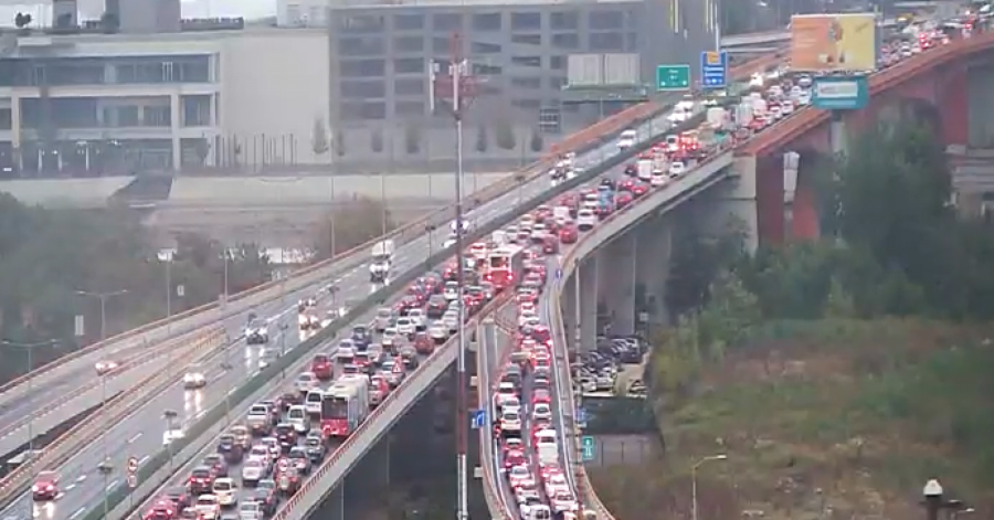 TOTALNI KOLAPS U BEOGRADU Na mostovima vozila mile, nepregledne kolone i na Autokomandi