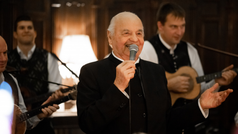 ZVONKO BOGDAN NASTUPIO U KAFANI GDE JE TOMA ZDRAVKOVIĆ ODRŽAO POSLEDNJI KONCERT Poznati vojvođanski šansonjer je dva sata uveseljavao goste u restoranu ,,Dva jelena'' u Skadarliji