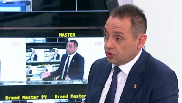 VULIN: Koluviji je nuđeno da izmisli kontakte sa Vučićima!