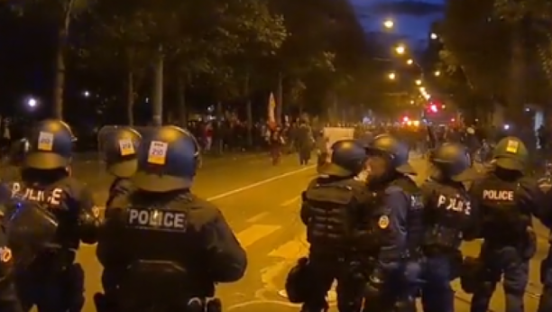 SUKOBI U ŠVAJCARSKOJ Vodeni topovi, suzavac i gumeni meci na protestu protiv kovid propusnica u Bernu (VIDEO)
