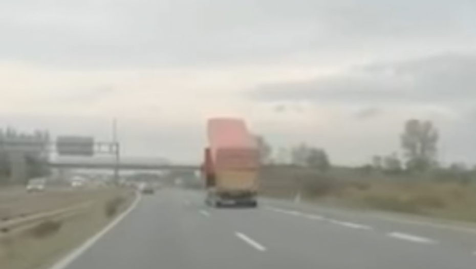 NEVEROVATNA SAOBRAĆAJNA NEZGODA NA AUTO-PUTU Kamion se u punoj brzini zabio u nadvožnjak (VIDEO)