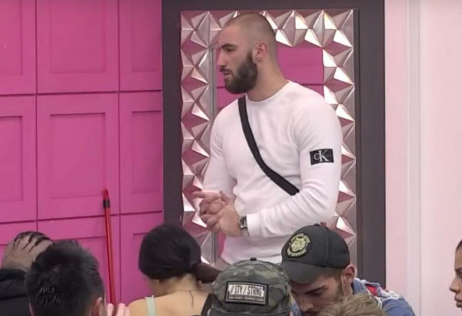 ODAKLE MU PRAVO?! Mensur određuje devojci sa kim može da se druži, a udeljuje Martini komplimente