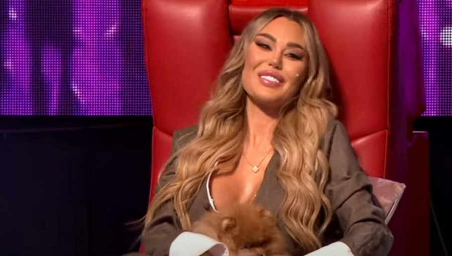 POLUGOLA VOZI LUKSUZNU MAŠINU! Ana Korać grudi prekrila trakom, prizor nije za one sa slabim srcem