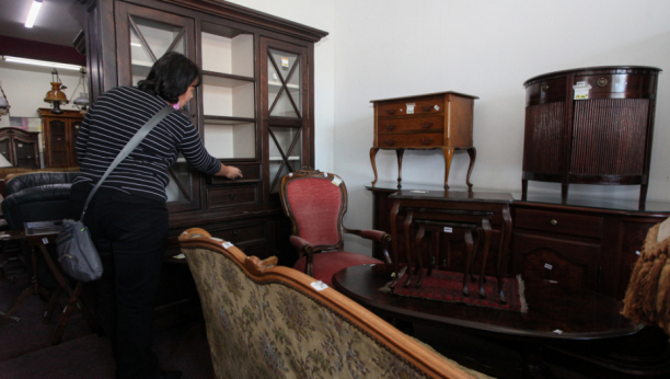 KUPIO JE KREVET PREMINULE ŽENE, A UNUTRA GA SAČEKALO IZNENAĐENJE Kada je krenuo da čisti kauč pronašao je pravo blago!