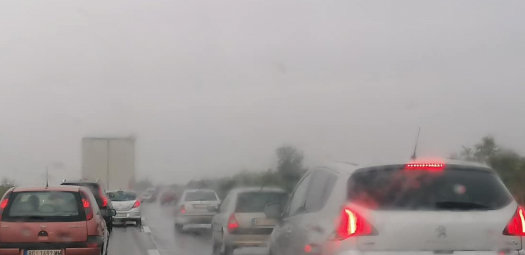 UDES NA AUTOPUTU KOD VELIKE PLANE Auto se zakucao u ogradu i od siline udarca odleteo u desnu traku