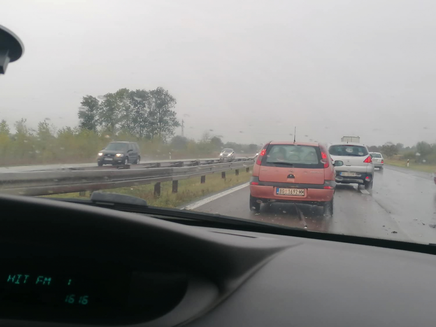 UDES NA AUTOPUTU KOD VELIKE PLANE Auto se zakucao u ogradu i od siline udarca odleteo u desnu traku