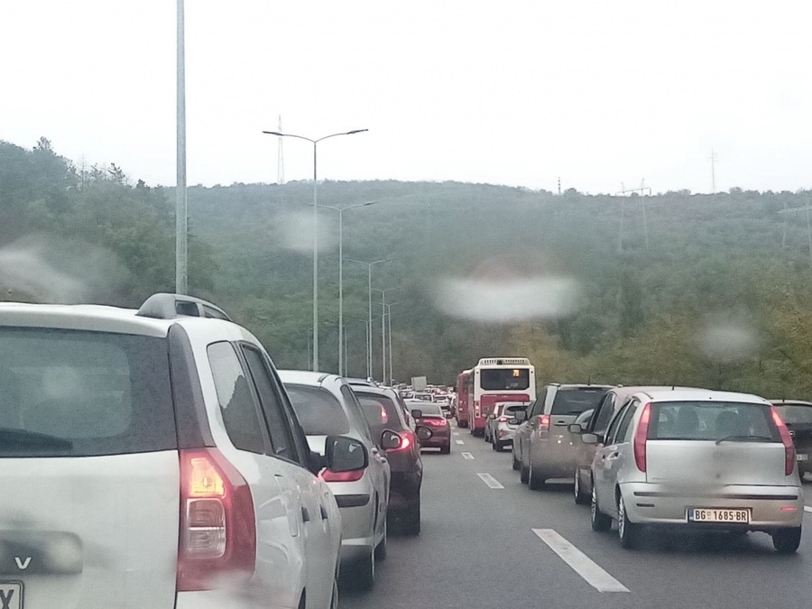 VELIKI ZASTOJ KOD BUBANJ POTOKA Hitna pomoć i policija proleteli kroz gužvu: Više ljudi je povređeno! (FOTO/VIDEO)