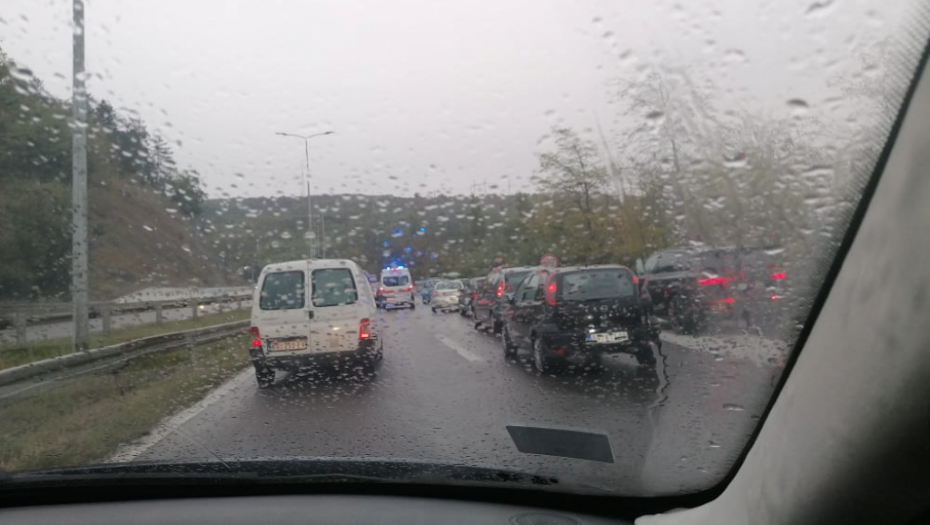 VELIKI ZASTOJ KOD BUBANJ POTOKA Hitna pomoć i policija proleteli kroz gužvu: Više ljudi je povređeno! (FOTO/VIDEO)