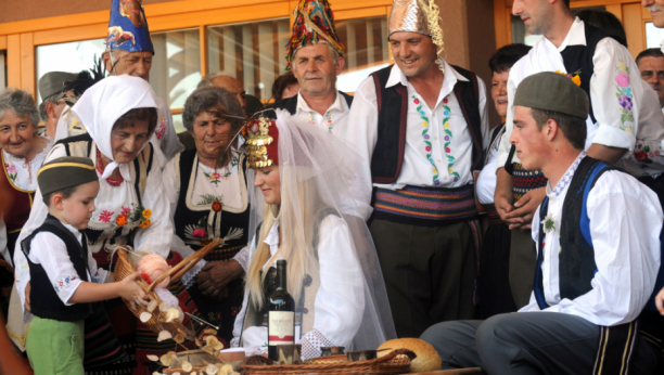 RODBINSKE VEZE U SRBIJI I NJIHOVI ČUDNI NAZIVI Sudepača, Sukurdol , Kurlebala i Kurajber ko je ko ovde kome?