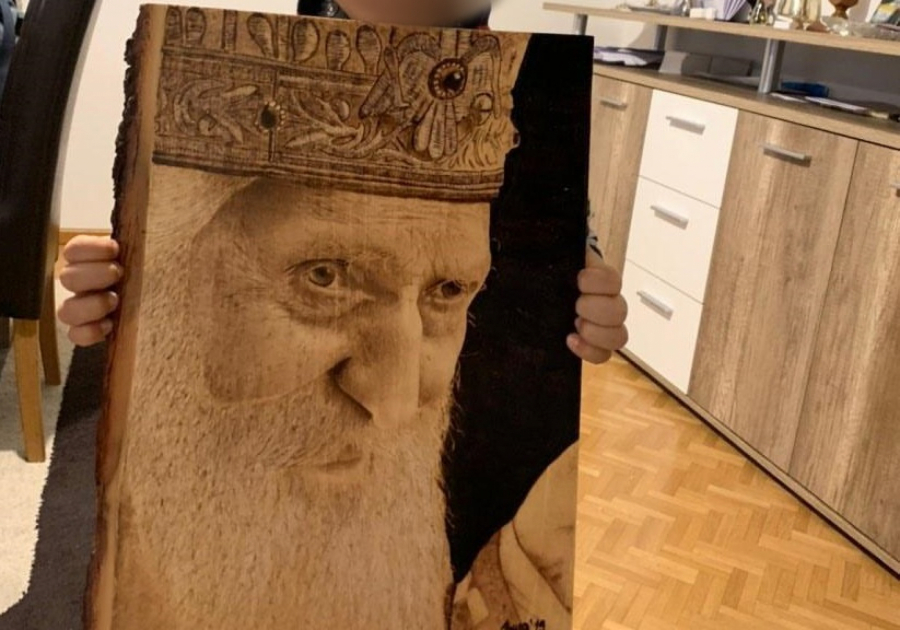 NESVAKIDAŠNJI HOBI PRETOČIO U BIZNIS Spojio vatru i drvo i iz porodične kuće osvojio svet (FOTO)