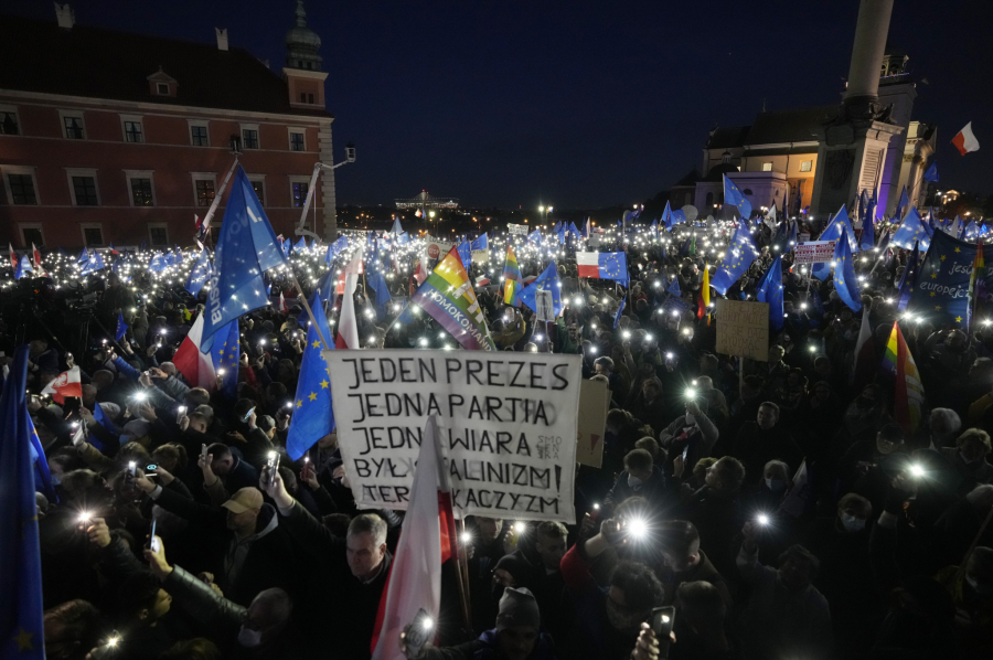 PODRŠKA EVROPSKOJ UNIJI Više od 100.000 Poljaka na demonstracijama širom zemlje
