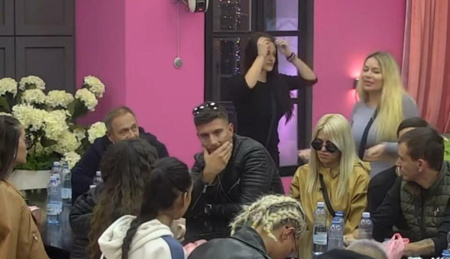 KARAMBOL U RIJALITIJU! Mensur šutnuo Stefana Mihića, zadrugar se zaleteo pesnicom na cimera, obezbeđenje reagovalo momentalno!