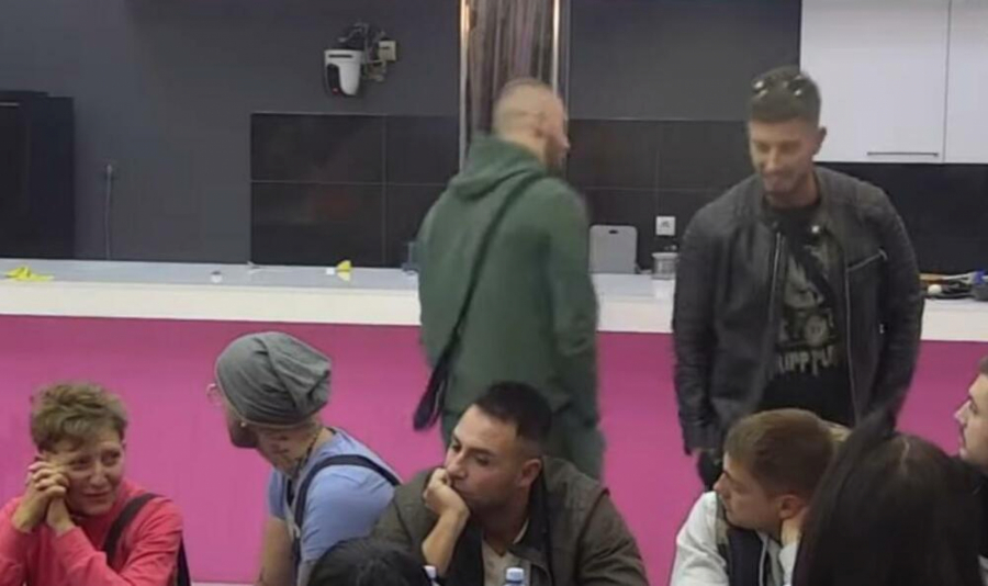 KARAMBOL U RIJALITIJU! Mensur šutnuo Stefana Mihića, zadrugar se zaleteo pesnicom na cimera, obezbeđenje reagovalo momentalno!