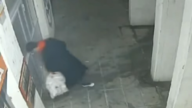 AKO GA PREPOZNATE, ZOVITE POLICIJU! Bizarno divljaštvo na Novom Beogradu, glavom razlupao vrata na ulazu u zgradu! (VIDEO)