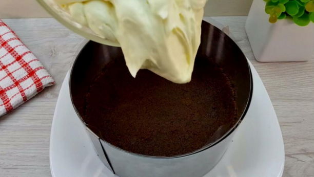 NEODOLJIVO SAVRŠENA: Brza i kremasta torta bez pečenja!