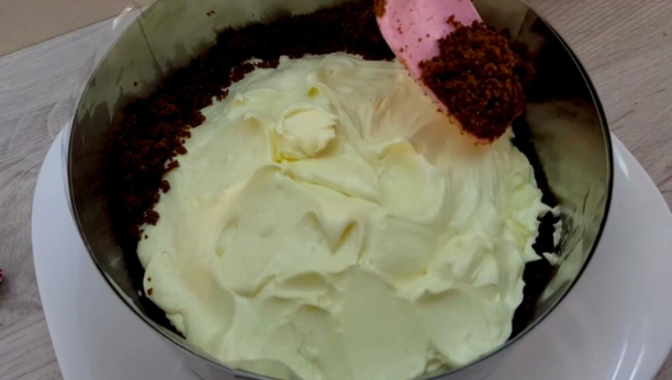 NEODOLJIVO SAVRŠENA: Brza i kremasta torta bez pečenja!