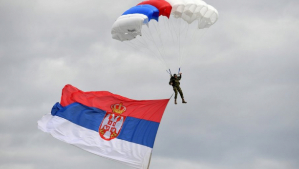 PREDSEDNIK VUČIĆ PRIKAZAO MOĆNO ORUŽJE Neprijatelji strahuju pred silom koju ima Srbija!