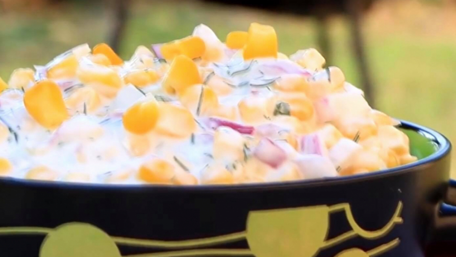 Probajte nešto drugačije: Napravite kukuruz salatu sa lukom i mirođijom