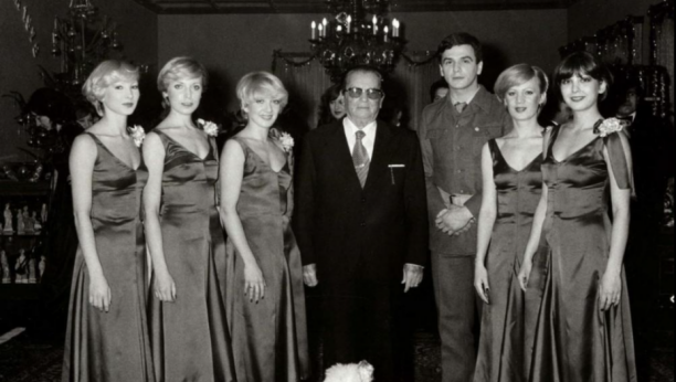 NEMA ŠANSE DA GA PREPOZNATE: Za doček Nove godine fotografisao se sa Titom, bio vojnik JNA, a danas najveća zvezda na našim prostorima