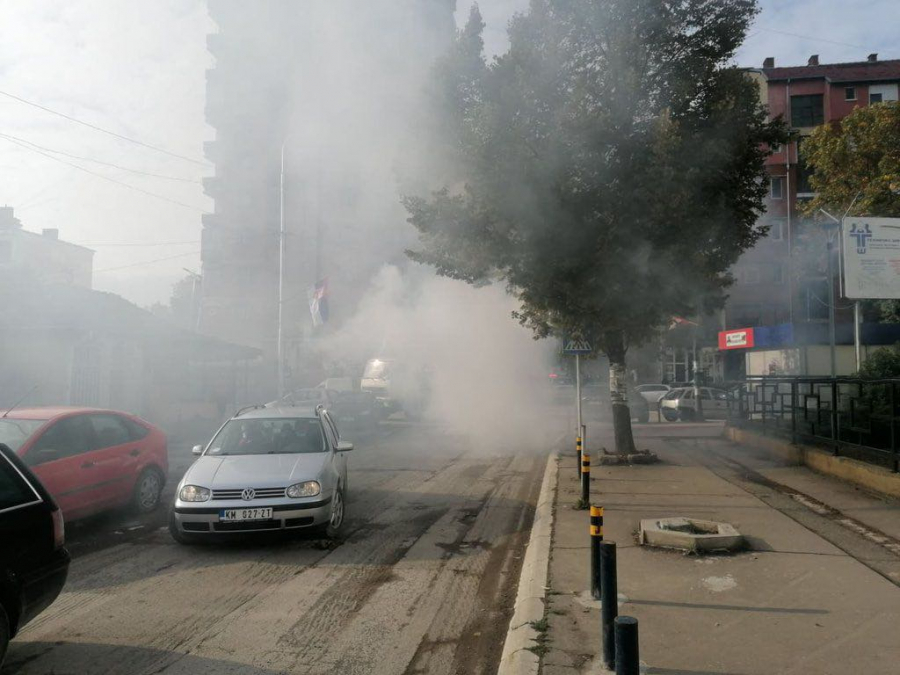 NOVI HAOS NA KOSOVU Prvi snimci terora ROSU, zatvaraju apoteke, čuju se sirene, narod se žestoko pobunio (VIDEO)
