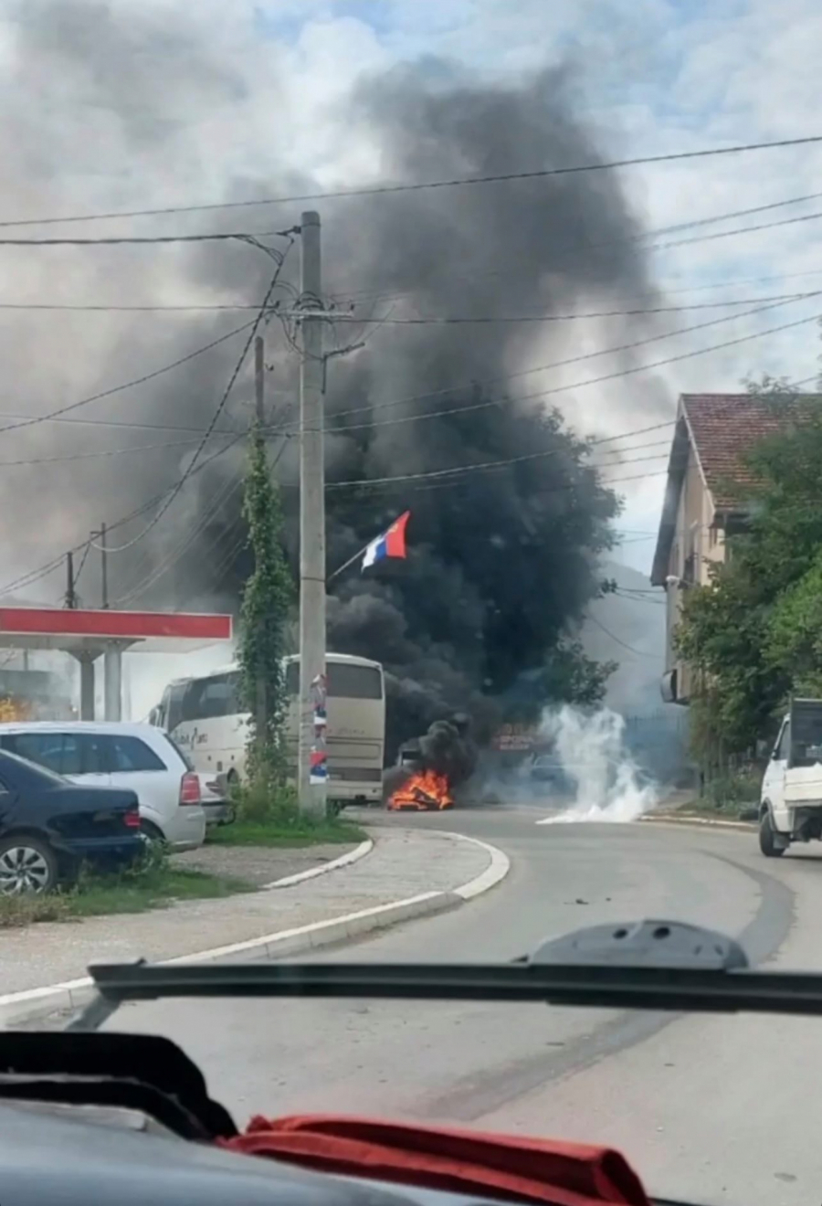 SUZAVAC I ŠOK BOMBE U KOSOVSKOJ MITROVICI Odjekuju sirene, policija lažne države upala u grad