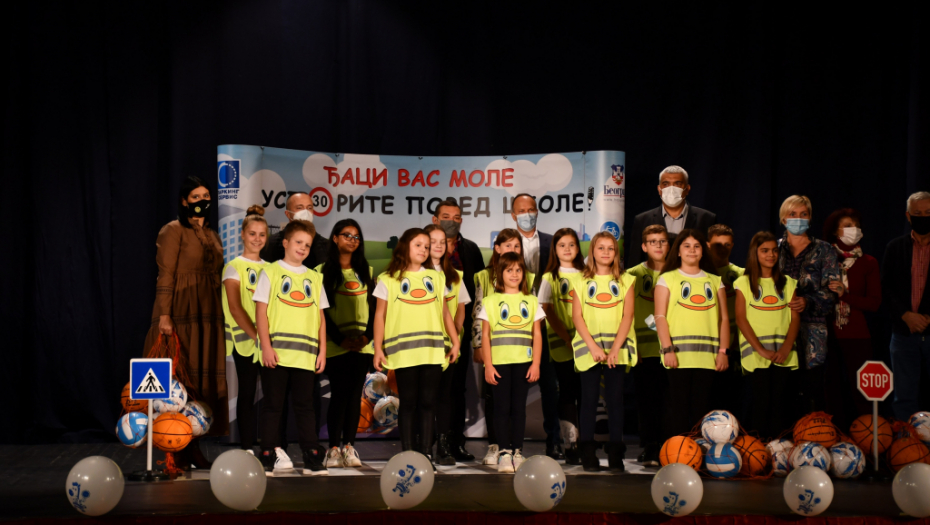 Predstava o pravilima ponašanja u saobraćaju za prvake iz Mladenovca