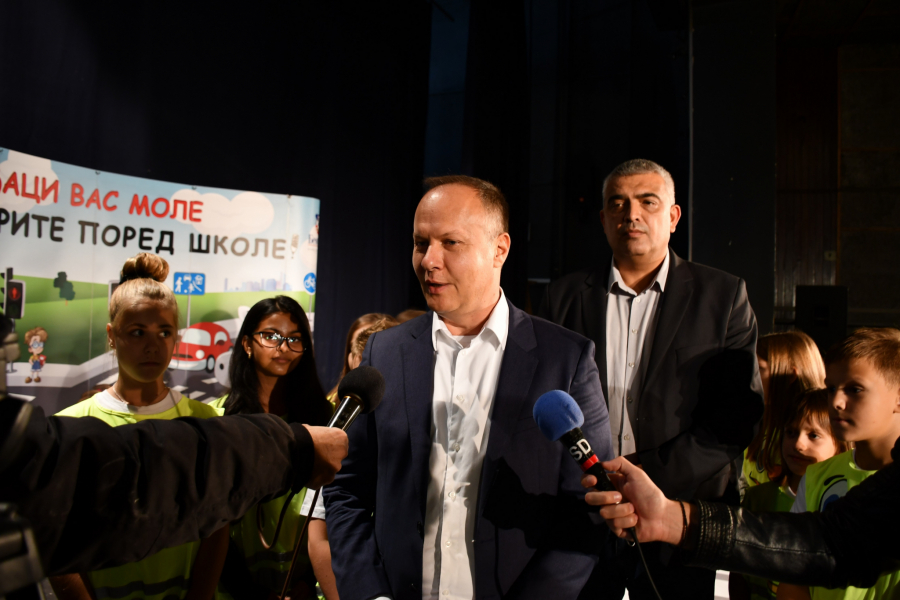 Predstava o pravilima ponašanja u saobraćaju za prvake iz Mladenovca