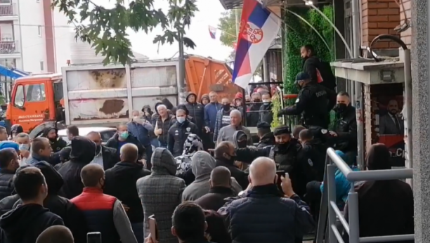 PRIŠTINSKI MEDIJI OPŠIRNO: Duge kolone na Jarinju, Srbi idu na referendum