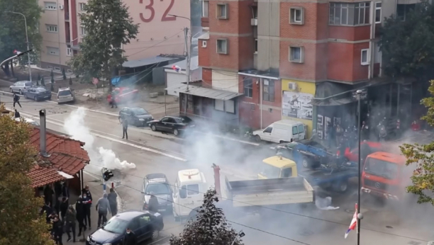 ZAPALJEN AUTOMOBIL U KOSOVSKOJ MITROVICI Oklopna vozila policije se povlače