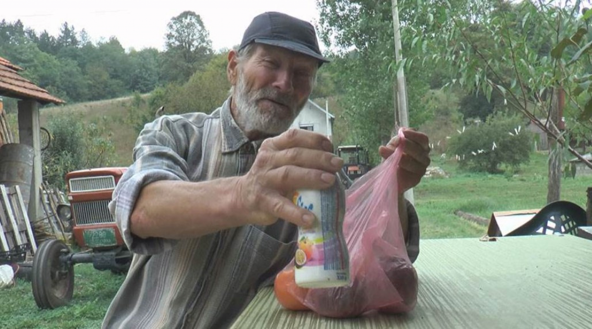 NE ZNA ŠTA JE BOLEST Deda Milutin više od 30 godina jede samo buđavu hranu, a radi i oseća se kao 