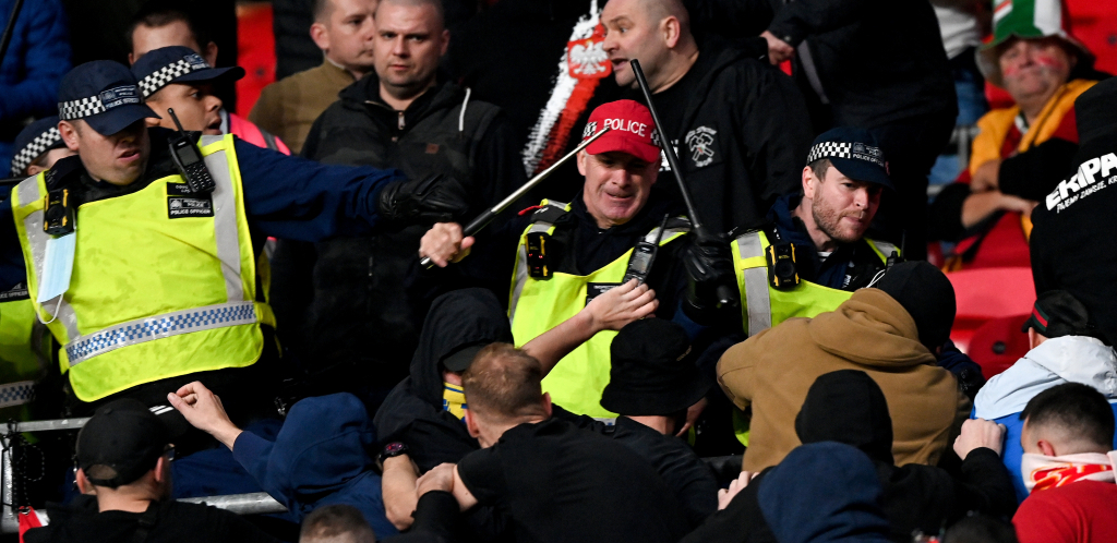 MAĐARI IZBACILI ENGLESKE POLICAJCE SA STADIONA! Opšta tuča na Vembliju, čuvari reda izvukli "deblji kraj"! (VIDEO)
