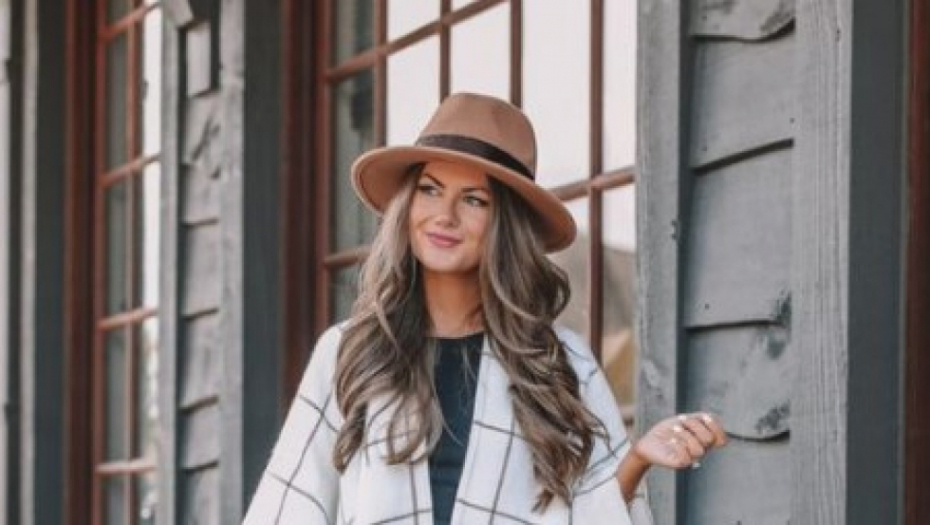 PONČO - ULTIMATIVNI KOMAD KOJI ĆE OBELEŽITI JESENJU SEZONU U trendu će biti i jednobojni i oni sa zanimljivim šarama